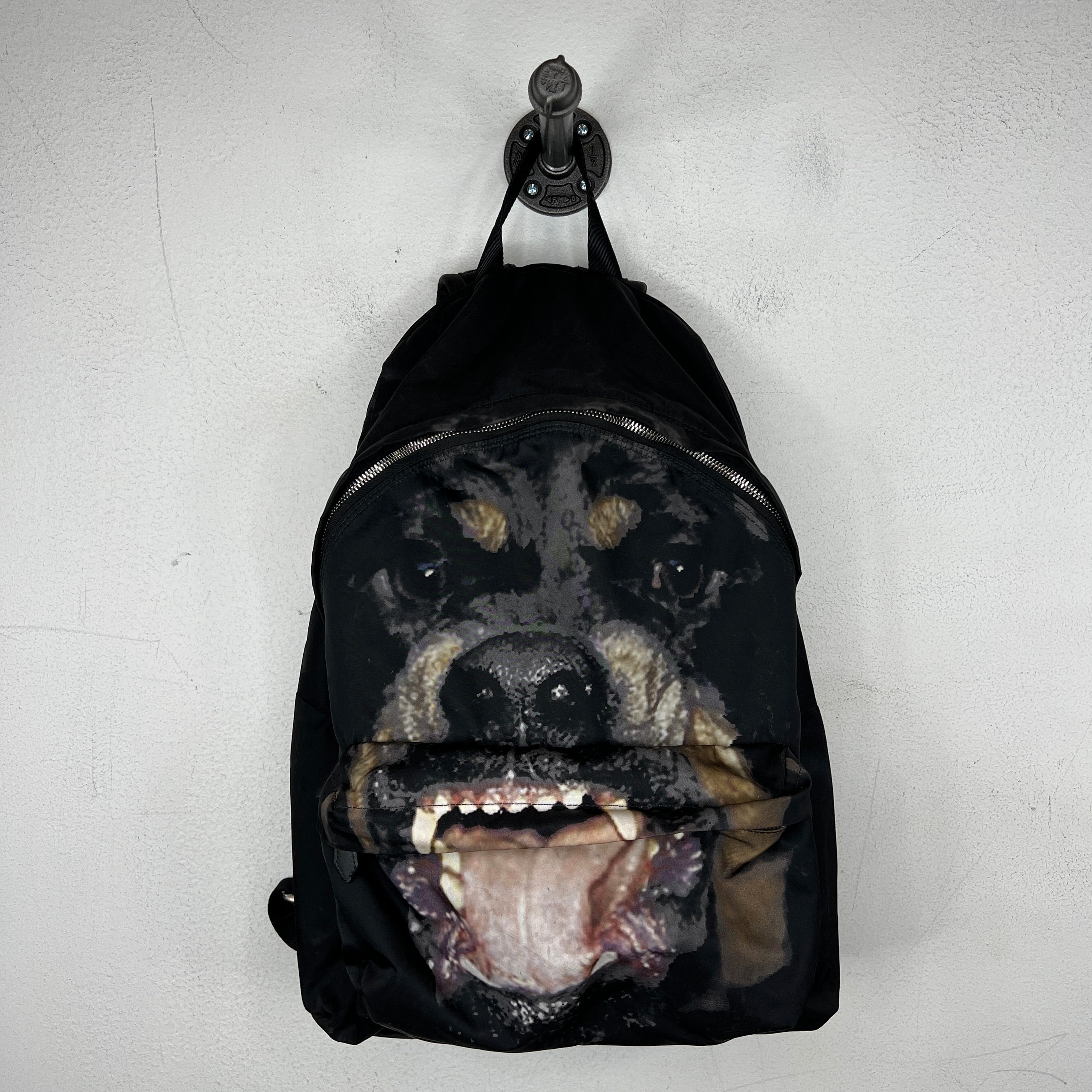現行　GIVENCHY Rottweiler Print BackPack GIVENCHY Nylon Rottweiler Print Backpack Black 1080786