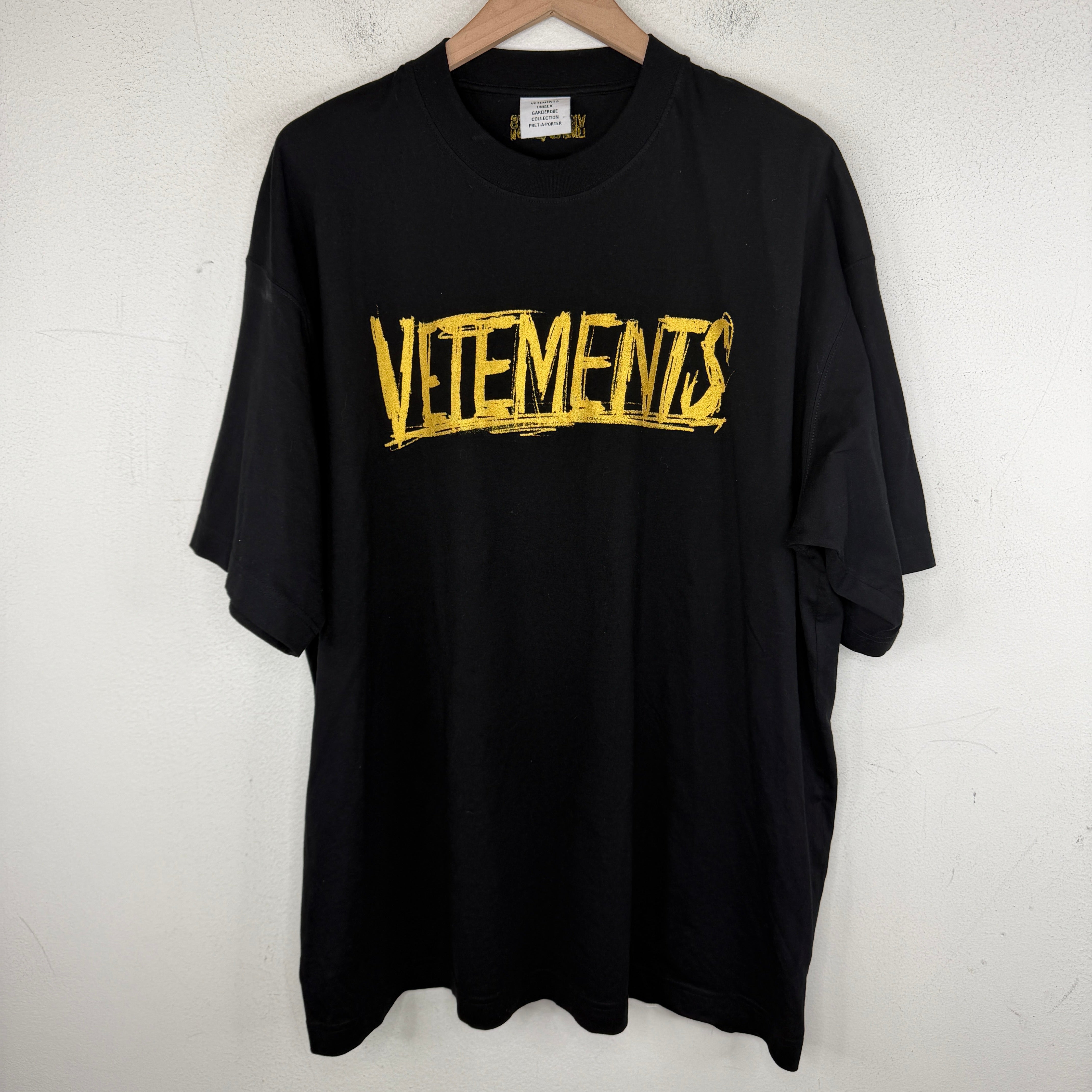 【超美品】VETEMENTS ワールドツアー Tシャツ メンズ　ブラックXS World Tour T-Shirt in Black – SVRN