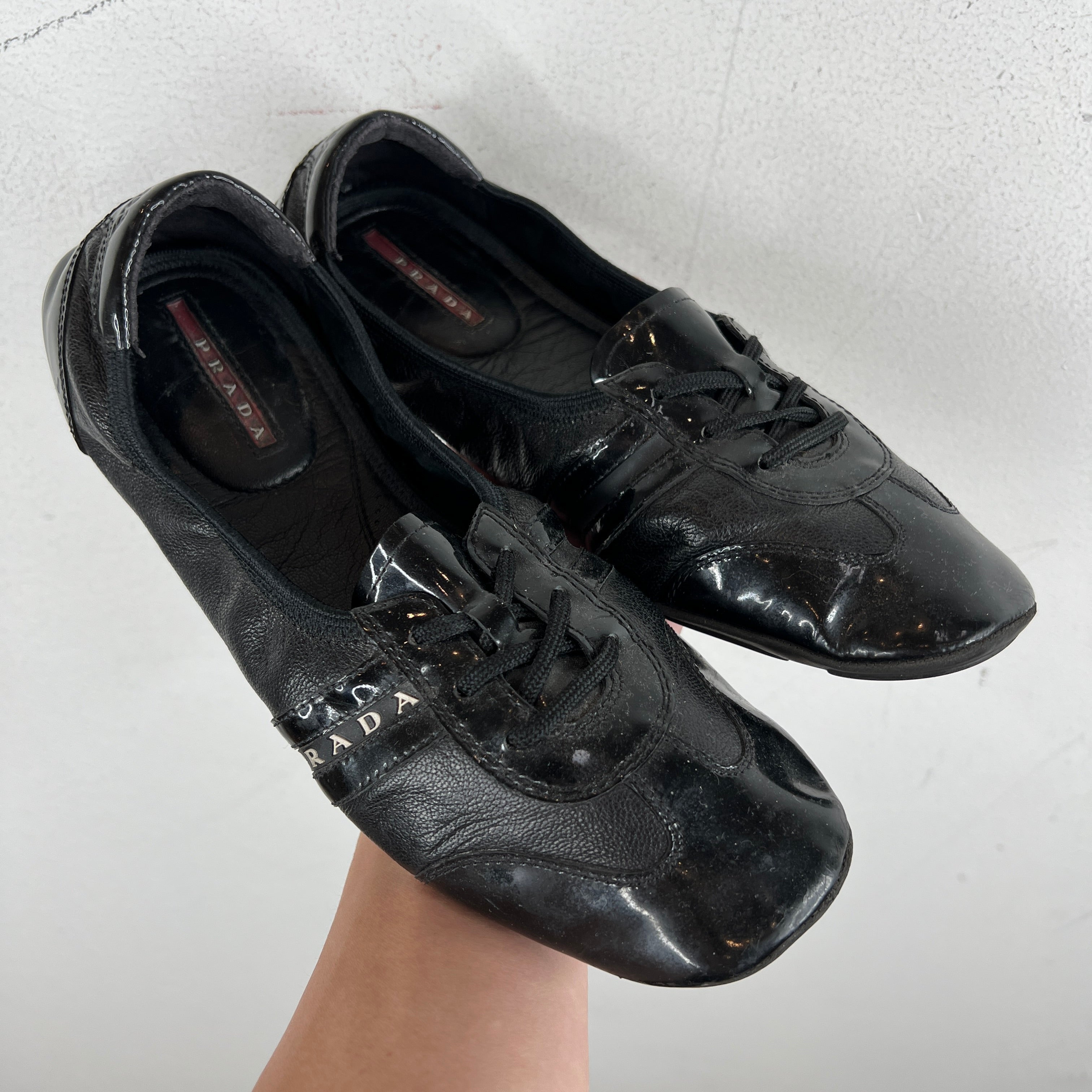 PRADA ブラック フラットシューズ リボン付き Prada Black Laced Ballet Flats – www.Lukes.store