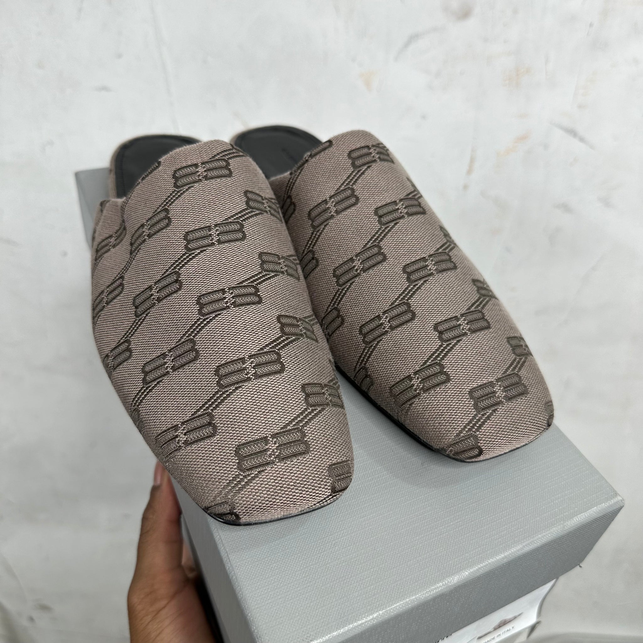 Balenciaga house slippers best sale