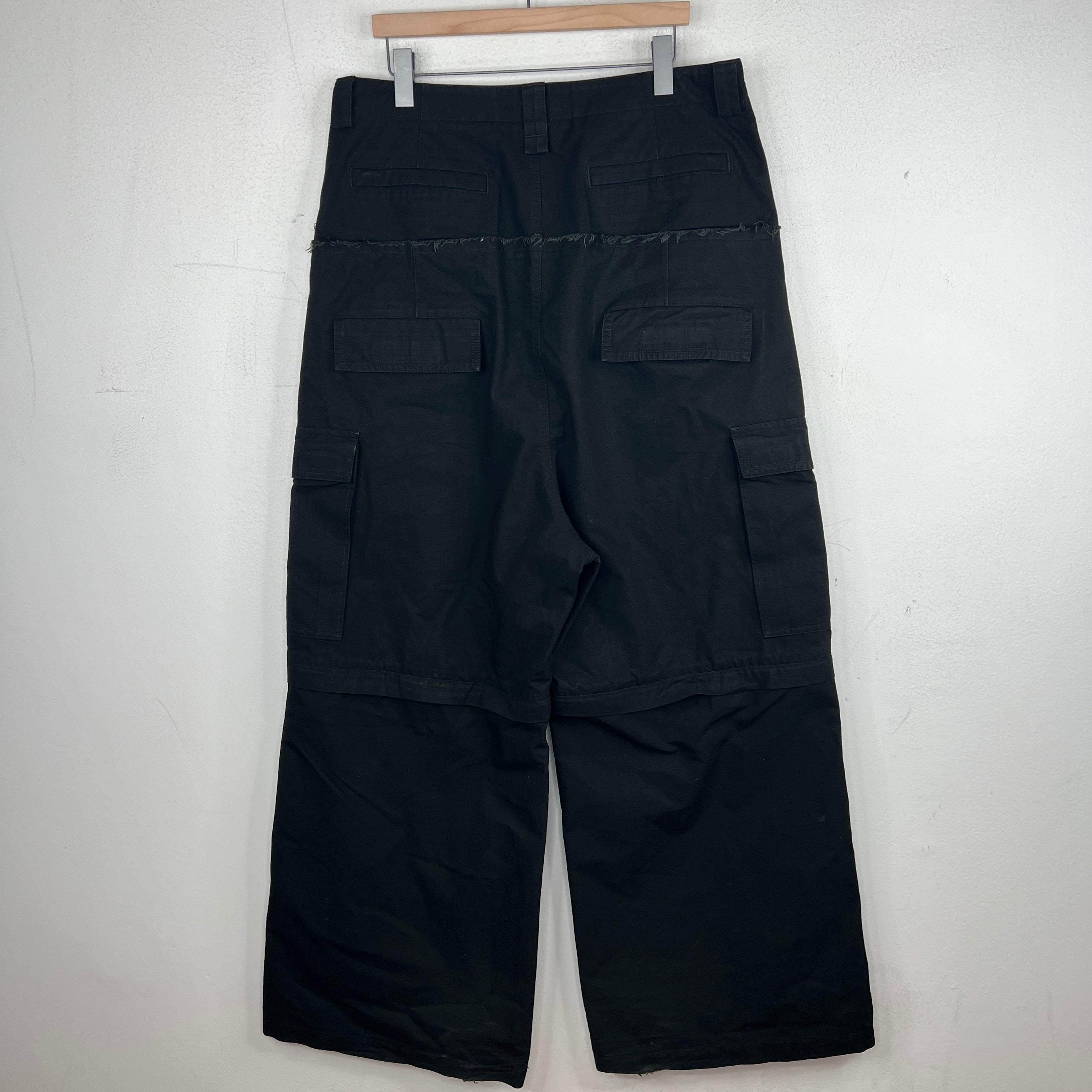 パンツ BALENCIAGA cut-up cargo pants Men's Cut-up Cargo Tracksuit Pants in Black | Balenciaga US