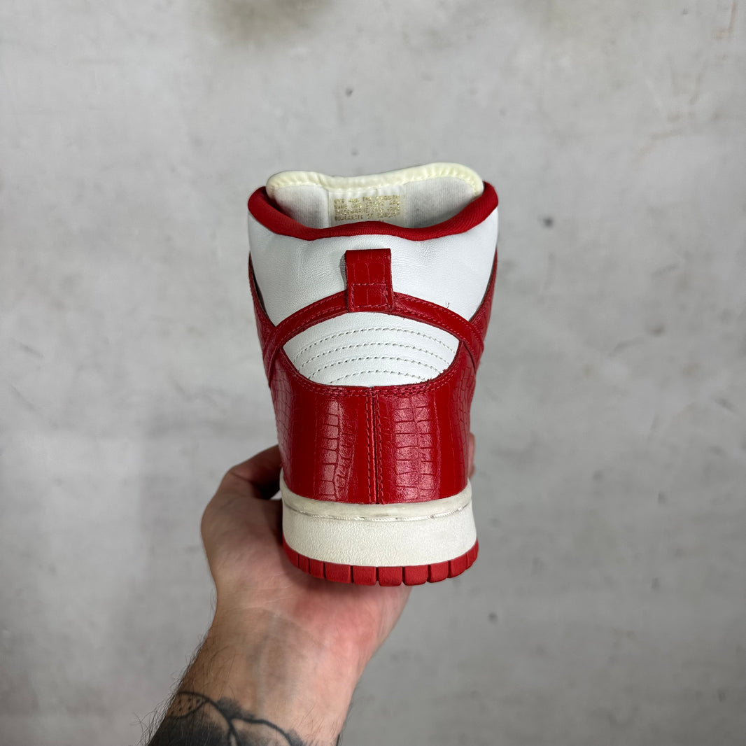 Nike x Supreme SB Dunk High Red Stars