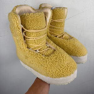 PDFCHANNEL Yellow Venus Fur Boots