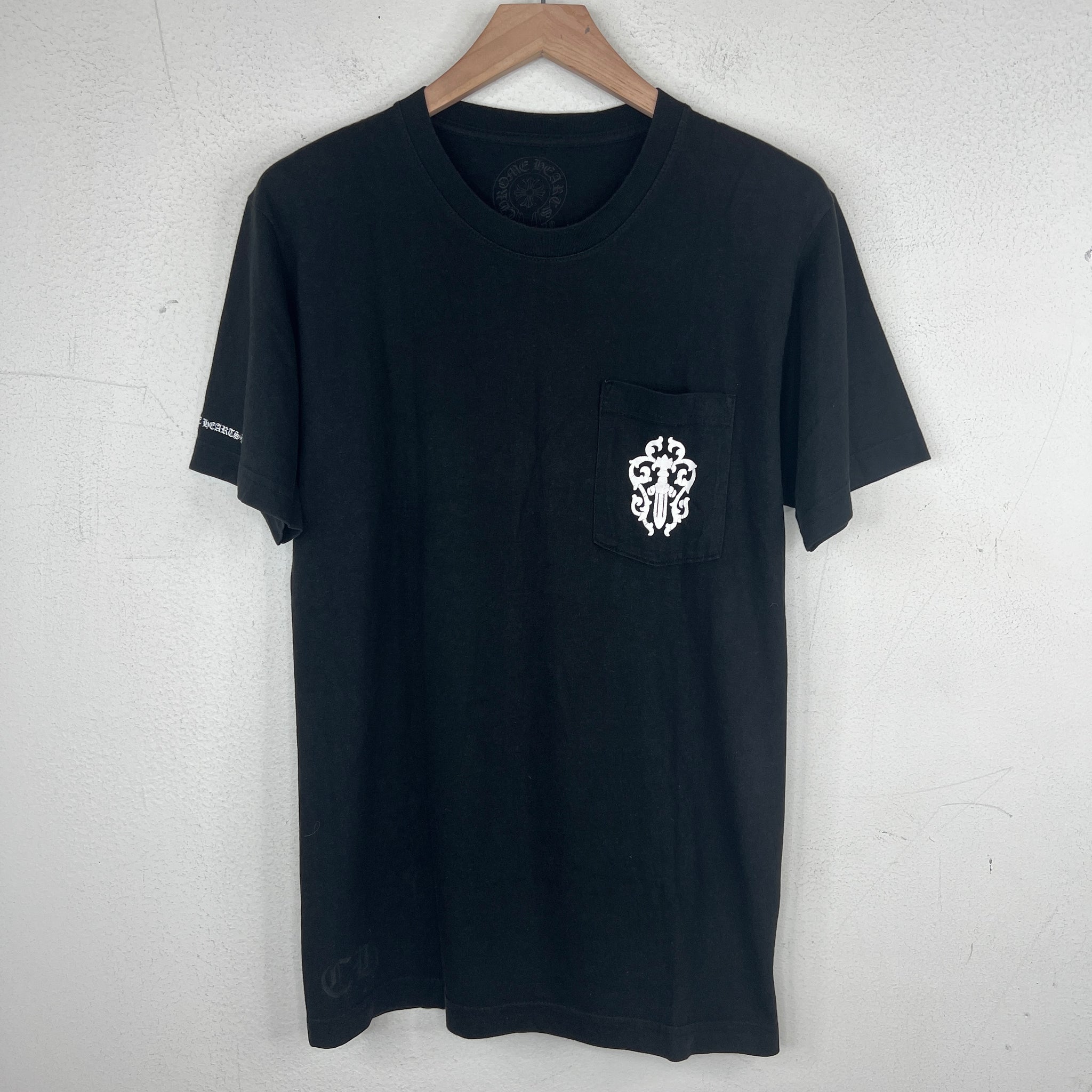Chrome Hearts Eye Chart Dagger Pocket T-Shirt – www.Lukes.store Chrome Hearts Eye Chart Dagger Pocket T-Shirt – www.Lukes.store