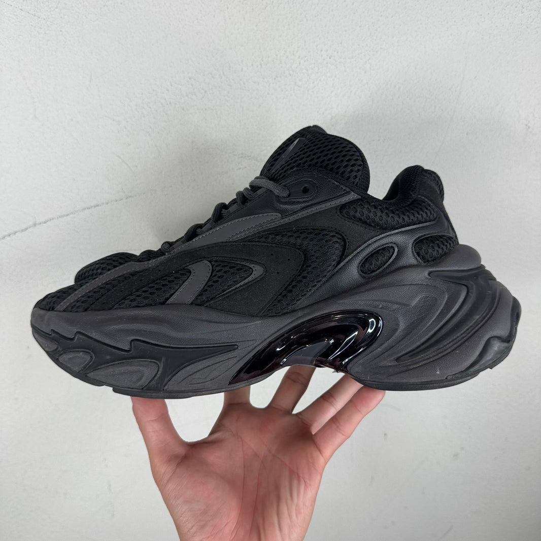 Type Various Black Zero Sneakers
