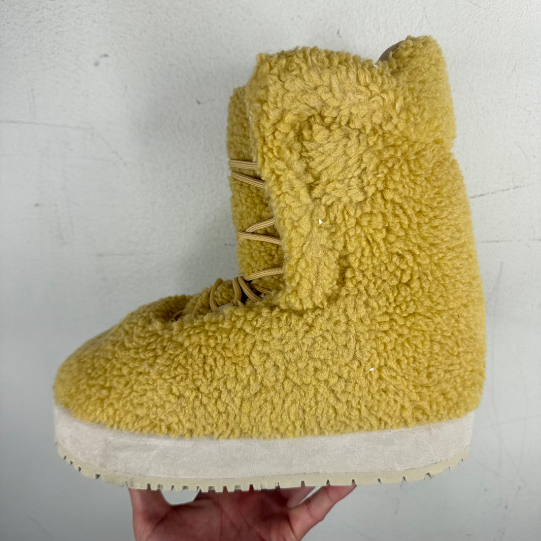 PDFCHANNEL Yellow Venus Fur Boots