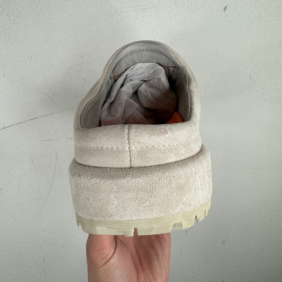 PDFCHANNEL White Mars Slippers
