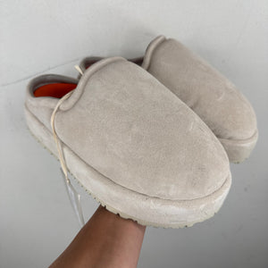 PDFCHANNEL White Mars Slippers