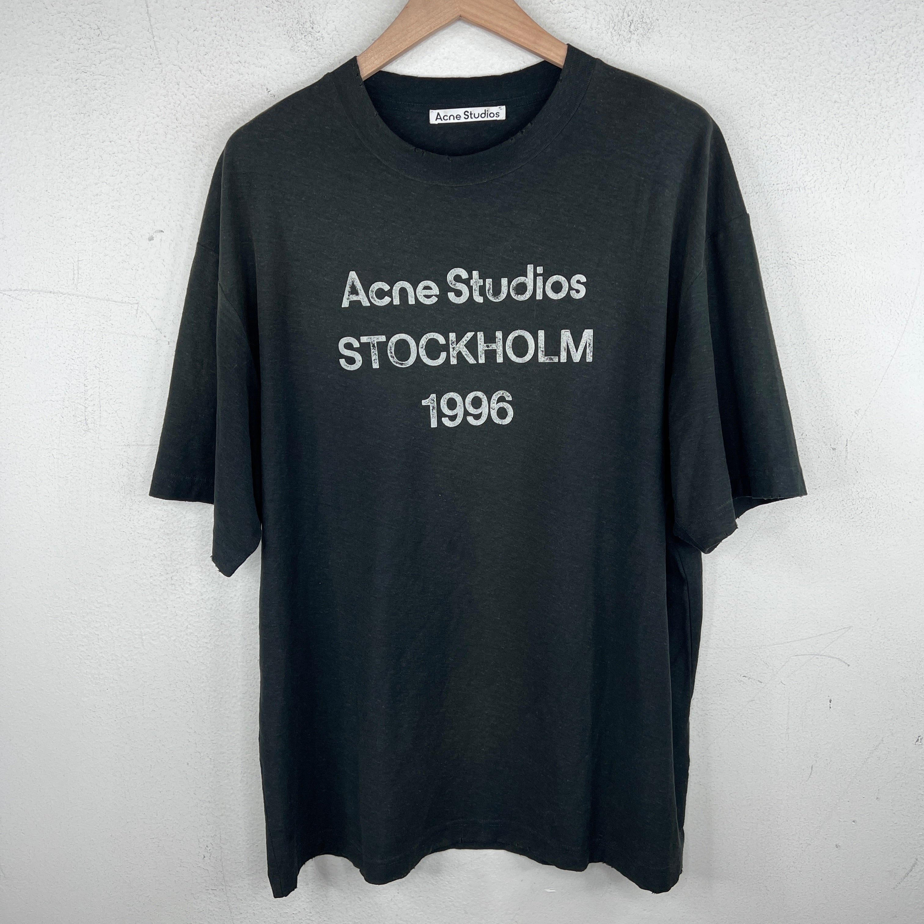 Acne Studios STOCKHOLM 1996 Tシャツ Acne Studios Stockholm 1996 Tシャツ | ブラック | FARFETCH JP