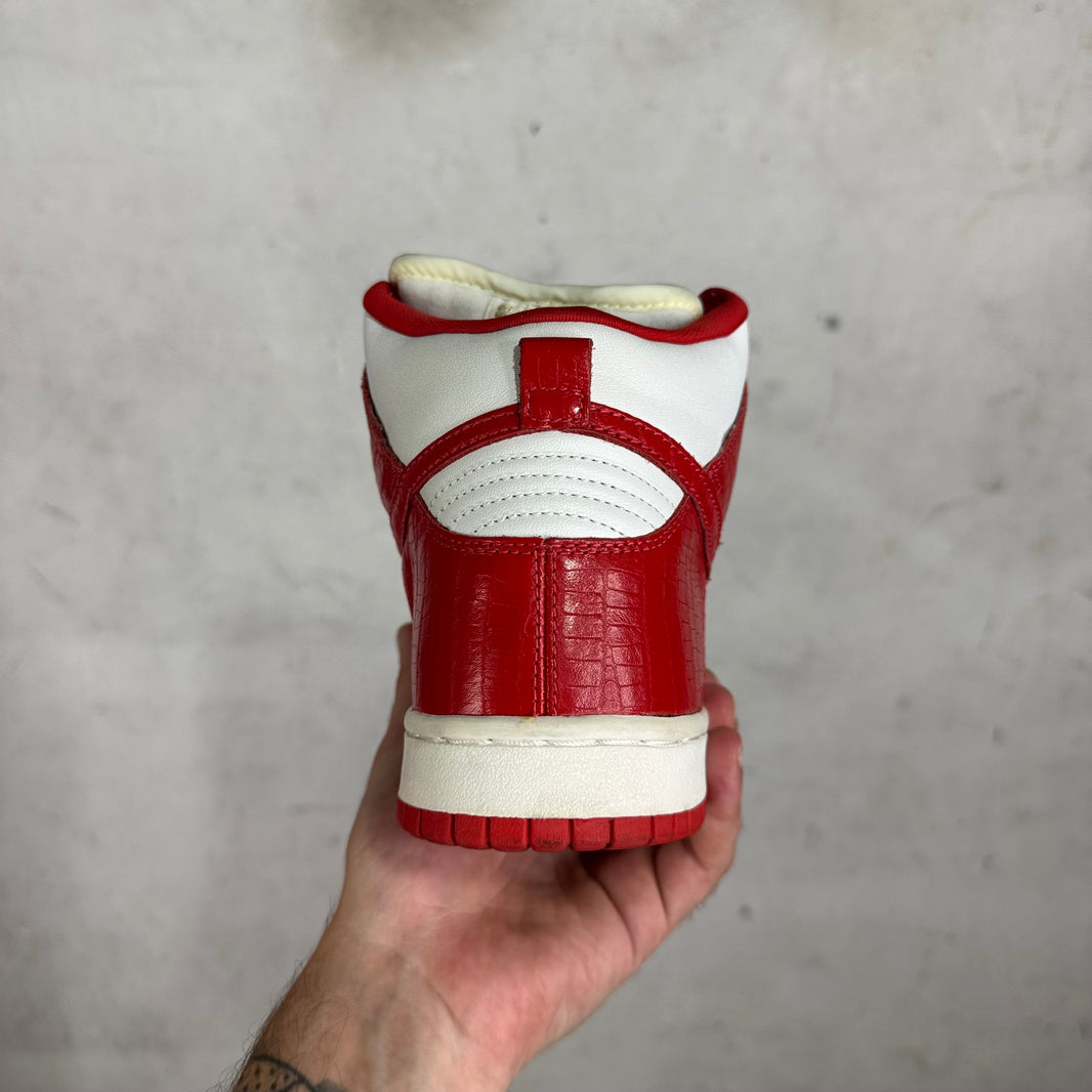 Nike x Supreme SB Dunk High Red Stars