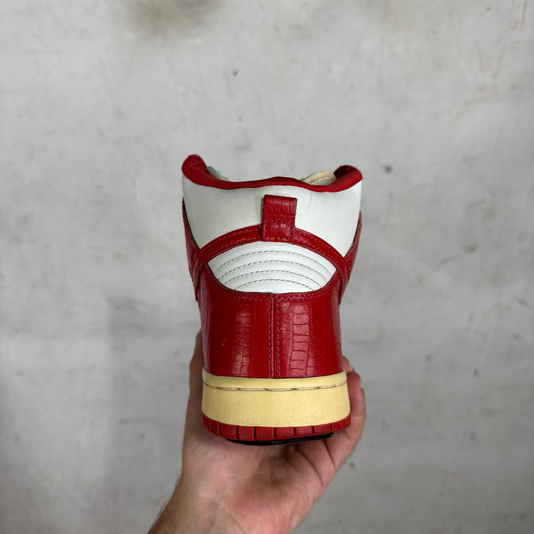 Nike x Supreme SB Dunk High Red Stars